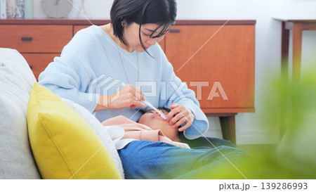 歯磨きをしているお母さん イメージ 歯磨きをしているお母さん イメージ 139286993