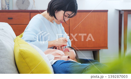 歯磨きをしているお母さん イメージ 139287003