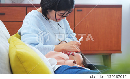 歯磨きをしているお母さん イメージ 歯磨きをしているお母さん イメージ 139287012