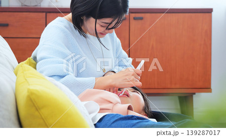 歯磨きをしているお母さん イメージ 139287017