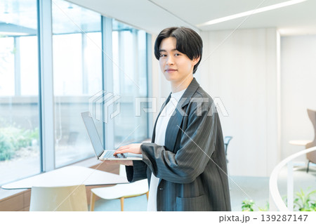 ノートパソコンを使う若い男性 139287147