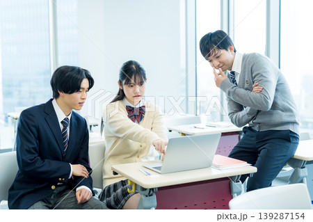 教室で話す学生たち 教室で話す学生たち 139287154