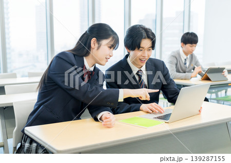 教室で話す学生たち 教室で話す学生たち 139287155