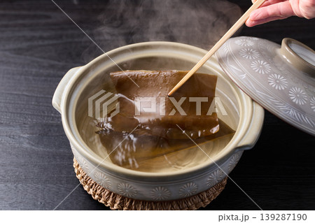 昆布出汁を菜箸で引き上げる(北海道産羅臼昆布) 昆布出汁を菜箸で引き上げる(北海道産羅臼昆布) 139287190