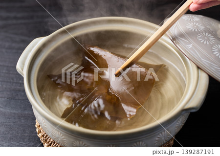 昆布出汁を菜箸で引き上げる（北海道産羅臼昆布） 139287191