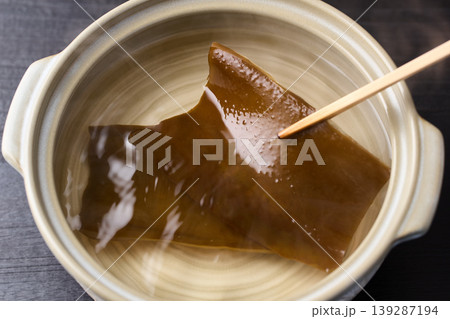 昆布出汁を菜箸で引き上げる（北海道産羅臼昆布） 139287194