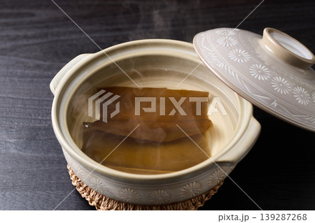 土鍋で加熱した昆布出汁（北海道産羅臼昆布） 139287268