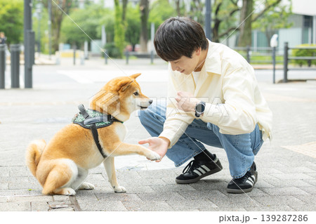 ライフスタイル　ペット　柴犬の散歩をしている男性 139287286