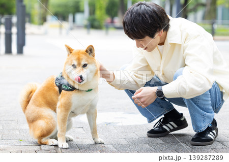 ライフスタイル ペット 柴犬の散歩をしている男性 ライフスタイル ペット 柴犬の散歩をしている男性 139287289