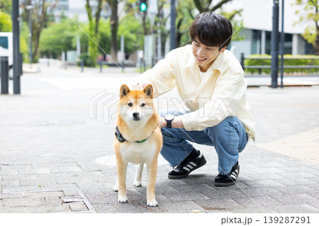 ライフスタイル ペット 柴犬の散歩をしている男性 ライフスタイル ペット 柴犬の散歩をしている男性 139287291