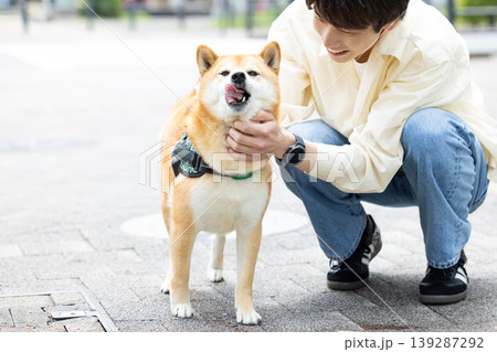 ライフスタイル ペット 柴犬の散歩をしている男性 ライフスタイル ペット 柴犬の散歩をしている男性 139287292