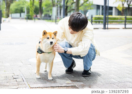 ライフスタイル ペット 柴犬の散歩をしている男性 ライフスタイル ペット 柴犬の散歩をしている男性 139287293