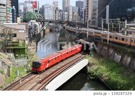神田川を渡る丸の内線電車と中央線電車 神田川を渡る丸の内線電車と中央線電車 139287329