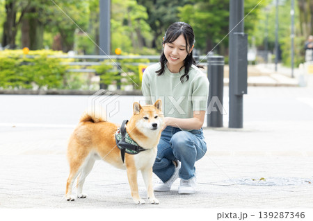 ライフスタイル 犬の散歩をしている女性 ライフスタイル 犬の散歩をしている女性 139287346