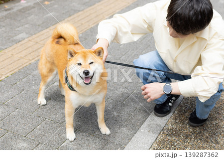 ライフスタイル　ペット　柴犬の散歩をしている男性 139287362