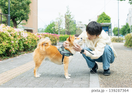 ライフスタイル ペット 柴犬の散歩をしている男性 ライフスタイル ペット 柴犬の散歩をしている男性 139287364