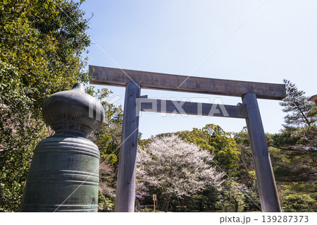 春の伊勢神宮 桜咲く内宮の風景 宇治橋の大鳥居と桜 春爛漫の内宮 伊勢志摩観光スポット 春の伊勢神宮 桜咲く内宮の風景 宇治橋の大鳥居と桜 春爛漫の内宮 伊勢志摩観光スポット 139287373