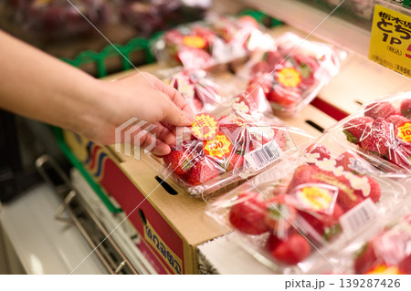 苺に半額シールを貼る 苺に半額シールを貼る 139287426