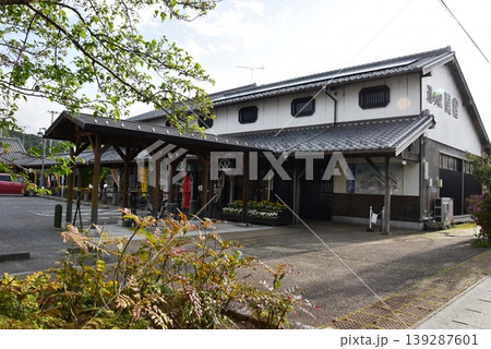 三重県亀山市 道の駅関宿の町屋風建物と新緑 三重県亀山市 道の駅関宿の町屋風建物と新緑 139287601