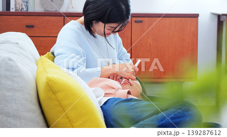 歯磨きをしているお母さん イメージ 歯磨きをしているお母さん イメージ 139287612