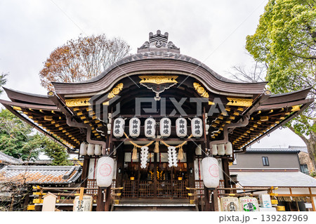 安井金比羅宮 本殿(通称:縁切り神社)悪縁を切り、良縁を結ぶ 安井金比羅宮 本殿(通称:縁切り神社)悪縁を切り、良縁を結ぶ 139287969