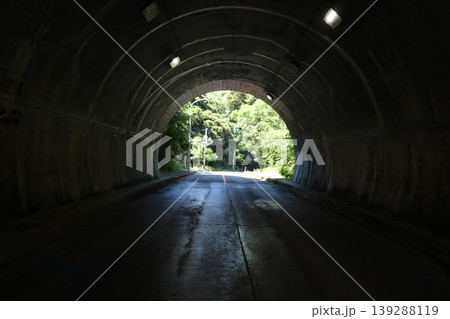 トンネルの向こうは日の当たる新緑 トンネルの向こうは日の当たる新緑 139288119