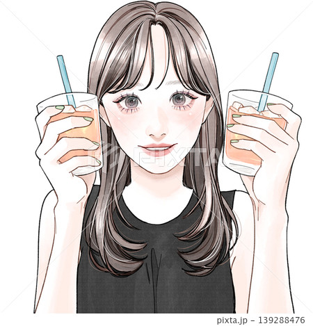 飲み物を2つ持っている女性 飲み物を2つ持っている女性 139288476