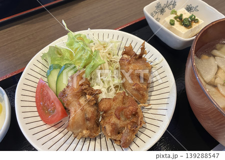 天草の強度料理　カリッとジューシー！特製ハイヤ節唐揚げ 139288547