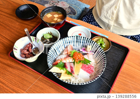 彩り豊かな特上海鮮丼 彩り豊かな特上海鮮丼 139288556