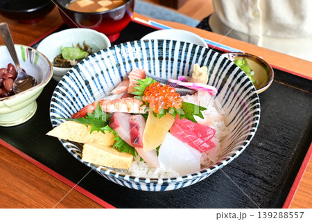 彩り豊かな特上海鮮丼 彩り豊かな特上海鮮丼 139288557
