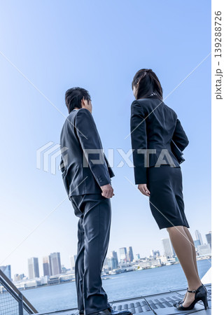 東京湾を眺めるビジネスマンとビジネスウーマン 139288726