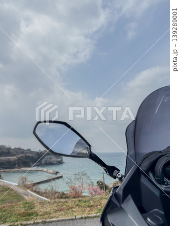 海沿いの高台で休憩するバイクと風景 139289001