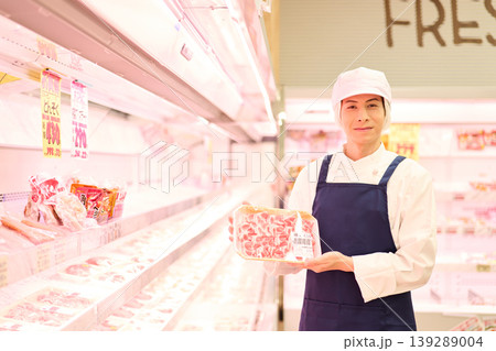 精肉売り場の店員 139289004