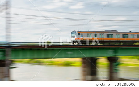多摩川橋梁を渡る JR中央線 E233系 流し撮り 多摩川橋梁を渡る JR中央線 E233系 流し撮り 139289006
