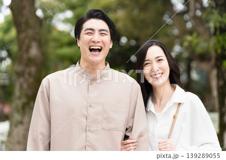 公園で散歩をする若い男女　ライフスタイルイメージ 139289055