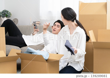 引っ越しの準備をする若い男女　ライフスタイルイメージ 139289081