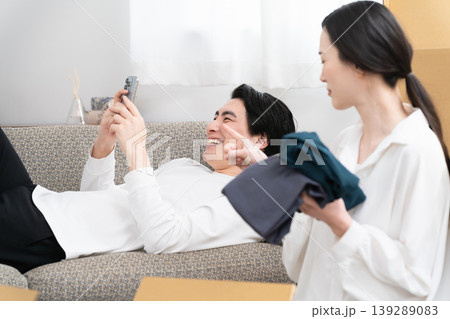 引っ越しの準備をする若い男女 ライフスタイルイメージ 引っ越しの準備をする若い男女 ライフスタイルイメージ 139289083