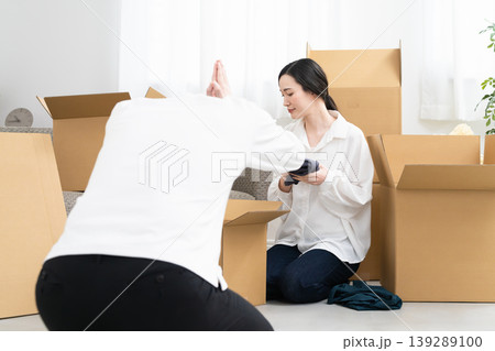 引っ越しの準備をする若い男女 ライフスタイルイメージ 引っ越しの準備をする若い男女 ライフスタイルイメージ 139289100