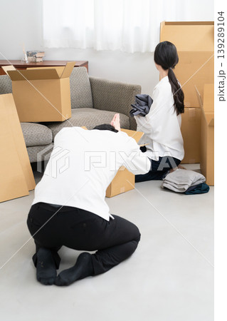 引っ越しの準備をする若い男女　ライフスタイルイメージ 139289104