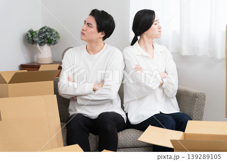 引っ越しの準備をする若い男女 ライフスタイルイメージ 引っ越しの準備をする若い男女 ライフスタイルイメージ 139289105