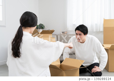 引っ越しの準備をする若い男女 ライフスタイルイメージ 引っ越しの準備をする若い男女 ライフスタイルイメージ 139289114