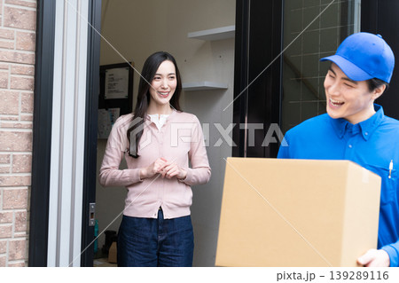 若い女性と宅配業者の荷物の受け渡し ライフスタイルイメージ 若い女性と宅配業者の荷物の受け渡し ライフスタイルイメージ 139289116