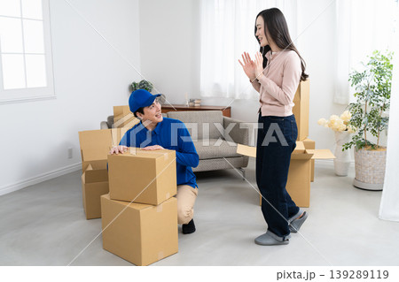若い女性の引っ越しを請け負う若い業者 ライフスタイルイメージ 若い女性の引っ越しを請け負う若い業者 ライフスタイルイメージ 139289119