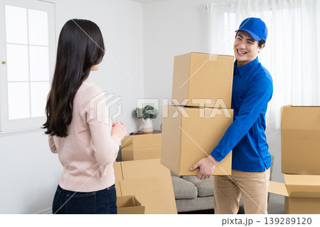 若い女性の引っ越しを請け負う若い業者 ライフスタイルイメージ 若い女性の引っ越しを請け負う若い業者 ライフスタイルイメージ 139289120