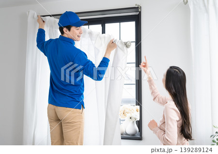 若い女性の引っ越しを請け負う若い業者 ライフスタイルイメージ 若い女性の引っ越しを請け負う若い業者 ライフスタイルイメージ 139289124