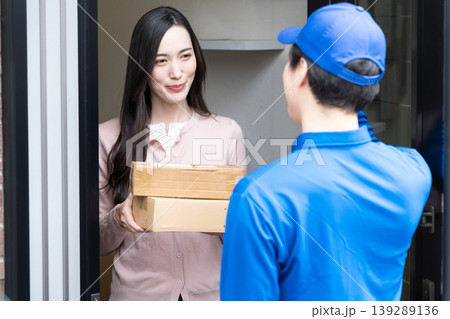 若い女性と宅配業者の荷物の受け渡し ライフスタイルイメージ 若い女性と宅配業者の荷物の受け渡し ライフスタイルイメージ 139289136