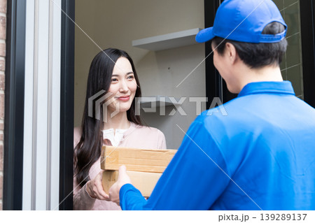 若い女性と宅配業者の荷物の受け渡し ライフスタイルイメージ 若い女性と宅配業者の荷物の受け渡し ライフスタイルイメージ 139289137
