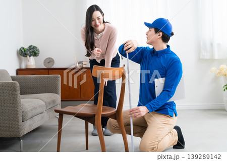 若い女性の引っ越しの見積もりをする若い業者　ライフスタイルイメージ 139289142
