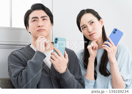 スマートフォンで検索をする若い男女 ライフスタイルイメージ スマートフォンで検索をする若い男女 ライフスタイルイメージ 139289234