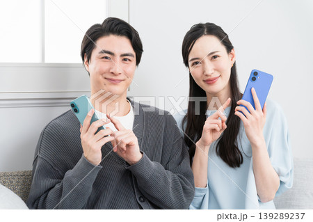 スマートフォンで検索をする若い男女 ライフスタイルイメージ スマートフォンで検索をする若い男女 ライフスタイルイメージ 139289237